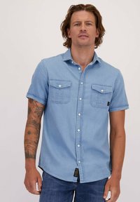 Korte mouwen, lichtblauwe denimhemd met een button-down kraag, twee borstzakken en een rechte zoom. Een geweven label is zichtbaar aan de onderkant.