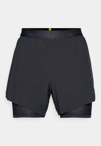 Șorturi atletice negre cu un design stratificat, având un exterior ușor și un strat interior ajustat. Curea elastică pentru confort.