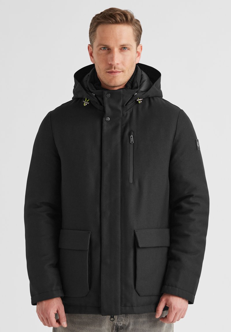 Schwarze isolierte Jacke mit Kapuze, ausgestattet mit einer Reißverschlusstasche auf der Brust, zwei Fronttaschen mit Klappe und kontrastierenden Hardware-Akzenten.