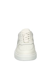 Witte sneaker van glad leer, met een ronde neus, vetersluiting en geperforeerde details op de neus. Rubberen zool.