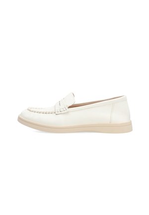 Weißer Leder-Slip-On-Loafer mit Nahtdetail und beiger Gummisohle, seitlich auf weißem Hintergrund betrachtet.