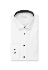 Biała koszula na prasowanie z czarnymi guzikami, czarną podszewką kołnierza od środka oraz prostokątną kieszenią na piersi po prawej stronie.