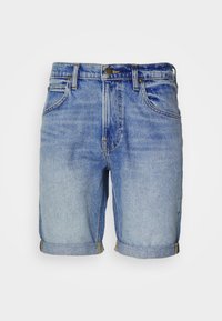 Pantalones cortos de denim azul desteñido con dobladillos enrollados, bolsillos frontales, trabillas para cinturón y un cierre de botón, con la etiqueta de la marca Lee sobre un fondo blanco.