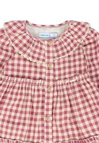 Vestito a quadretti rosso e crema con colletto arricciato, chiusure con bottoni in legno e vita arricciata. Tessuto morbido in cotone. Etichetta della taglia visibile.