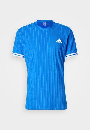 Blau gestreiftes, vertikal gestreiftes Sport-T-Shirt mit Rundhalsausschnitt, weißen Akzenten an den Ärmeln und einem weißen Logo auf der Brust. Hergestellt aus leichtem Material.
