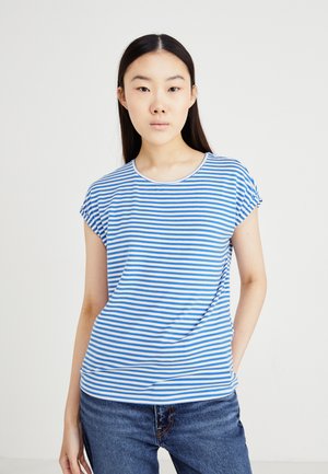 Blå og hvit stripete kortermet t-skjorte med rund hals, laget av mykt stoff, parret med blå denimjeans.