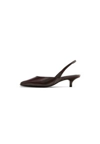 Chaussure slingback en cuir bordeaux avec un bout pointu et un talon fin. Le design présente une silhouette épurée et un matériel minimal.