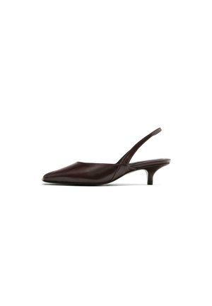 Burgunderfarbene Leder Slingback-Schuh mit spitzem Zehenbereich und dünnem Absatz. Das Design zeichnet sich durch eine klare Silhouette und minimale Hardware aus.