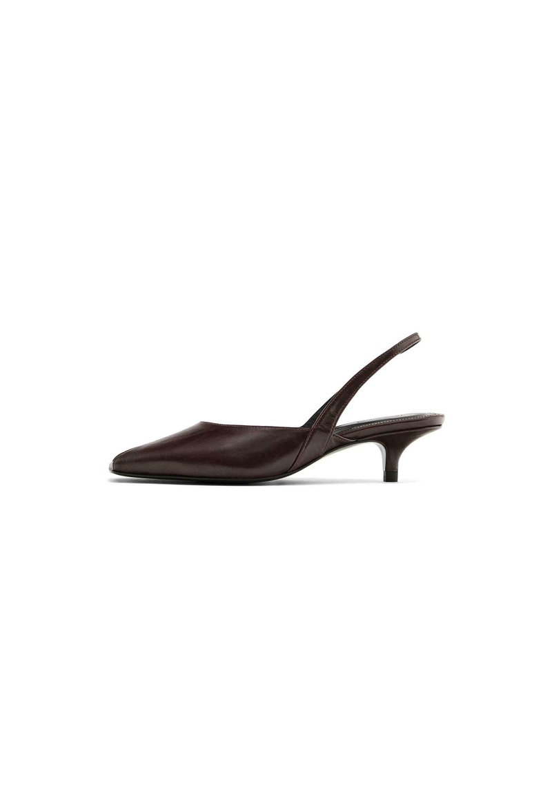 Chaussure slingback en cuir bordeaux avec un bout pointu et un talon fin. Le design présente une silhouette épurée et un matériel minimal.