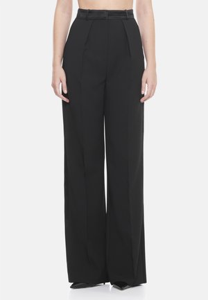 Pantaloni neri a gamba larga con vita alta, frontale plissettato e tessuto morbido. Il design include passanti per la cintura e una vestibilità su misura.