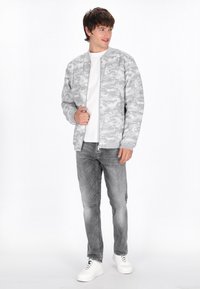 Mo Bomber bunda - grey multicolor