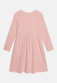 Langärmliges Kleid aus weichem, rosa Rippstoff mit einem taillierten Oberteil und einem ausgestellten Rock, runder Ausschnitt und geraffter Taille.
