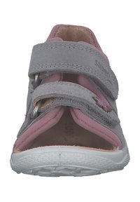 Szare zamszowe sandały z różowymi akcentami, z podwójnymi paskami na rzepy i teksturowaną białą gumową podeszwą. Otwarta konstrukcja zwiększa wentylację.