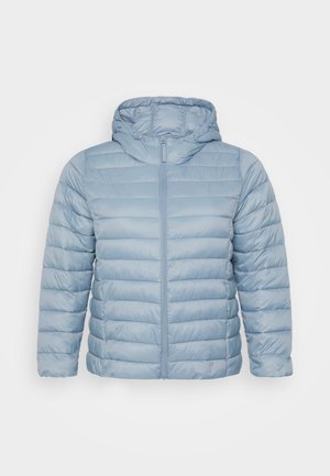 Ljusblå, vadderad jacka med huva. Har horisontella quiltade sektioner, hel dragkedjeslutning och en slät, glänsande tygtextur.