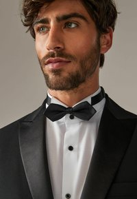 Next TEXTURED - REGULAR FIT - Peteliškė - black