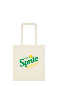 Torba płócienna, jasnobeżowa, z zielonym logo "Sprite" z żółtym akcentem oraz napisem "Ciesz się" powyżej i "świetnym smakiem cytryny" poniżej.