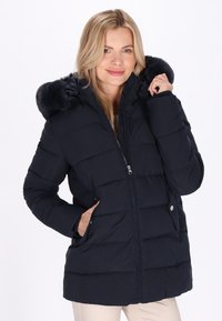 Marineblaue Daunenjacke mit einem mit Fell gefütterten Kapuze, ausgestattet mit einem Reißverschluss vorne, Seitentaschen und einem horizontalen Quiltmuster für Wärme und Stil.