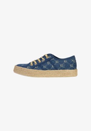 Zapatilla de deporte de denim con material azul, patrón de logo en relieve, ojales dorados y una media suela de yute natural. Diseño de caña baja con puntera redonda.
