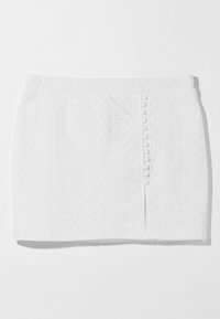 Vit kjol tillverkad av broderad bomull, med rak skärning, elastisk midja och dekorativ knappdetalj framtill.