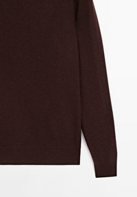 Maglione bordeaux con una morbida texture, polsini e orlo a coste, maniche lunghe e un classico collo a giro. Materiale a maglia liscia.