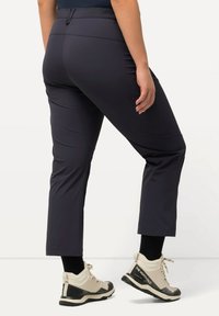 Ulla Popken 7/8-FUNKTIONSHOSE SCHNELLTROCKNEND KOMFORTBUND - Kalhoty - asphalt gray