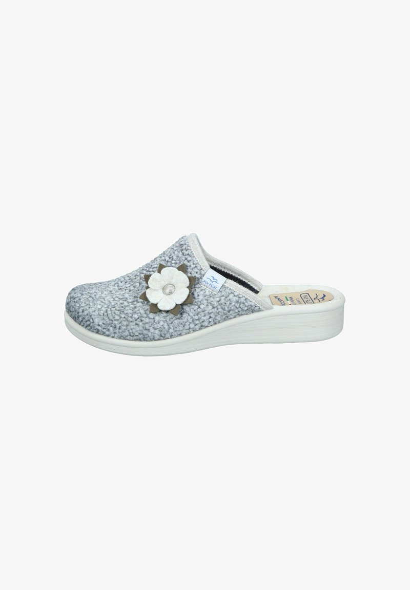 Pantofole grigie e comode con una tomaia texturizzata e pelosa, che presenta un accento floreale in bianco e beige, e una suola bianca a contrasto.