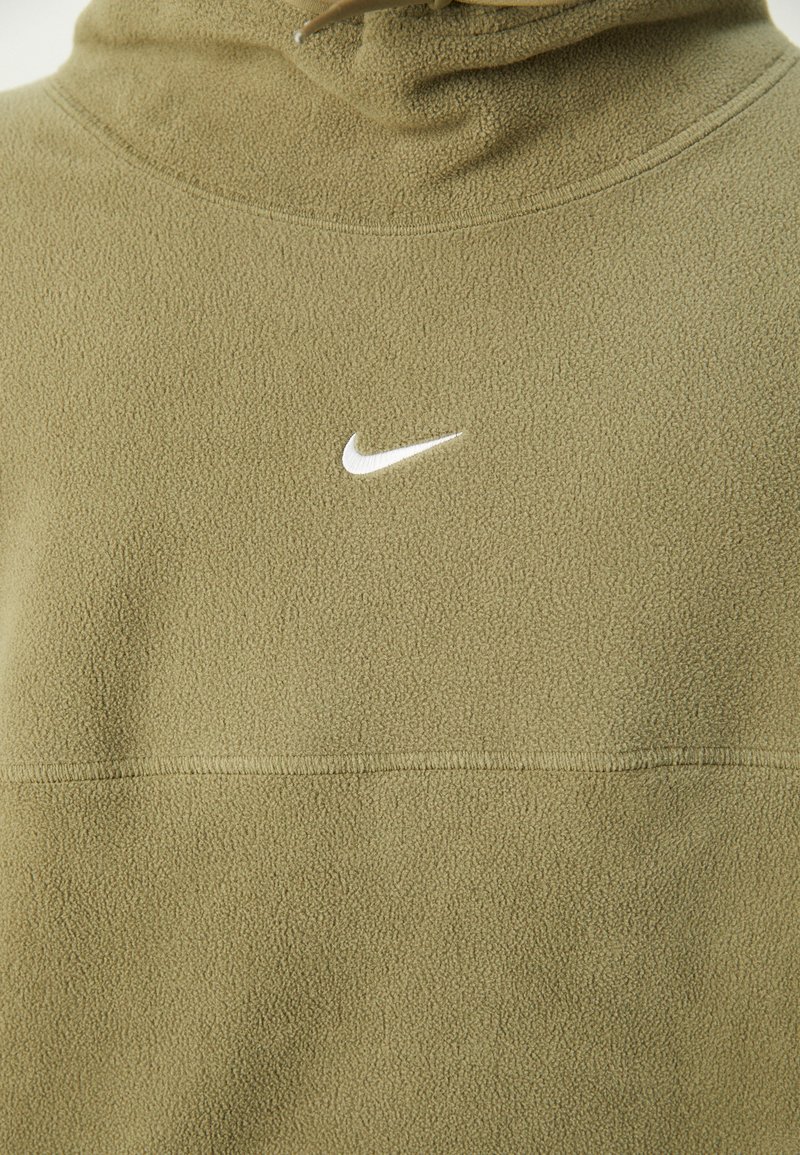 Olijfgroene fleece hoodie met een hoge hals, voorzien van een klein wit Nike-logo op de borst en een gemêleerde stof.