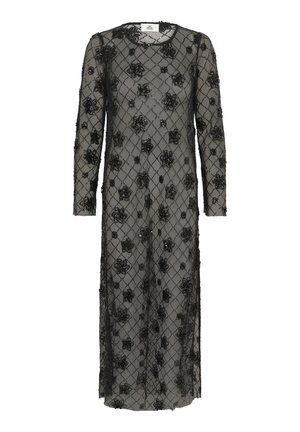 Largo vestido negro de encaje con bordado floral, mangas largas, cuello redondo y dobladillo ondulado. Una tela transparente y texturizada con patrones decorativos.