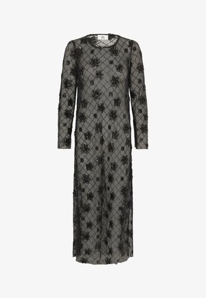 Ilga, juoda nėrinių su gėlėmis siuvinėta suknelė, ilgomis rankovėmis, apvaliu iškirpimu ir banguotu priekiniu kraštu. Skirtingo tekstūros skaidri medžiaga su dekoratyviniais raštais.