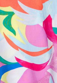 Design abstrait avec de grandes formes courbes dans des tons pastel rose, bleu, vert, orange, jaune et blanc, superposées comme des pétales ou des plumes.