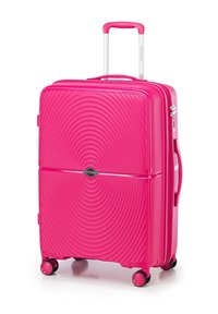 Růžový kufr s tvrdou skořepinou a vlnitou texturou, teleskopická rukojeť a čtyři vícesměrová kolečka. Na přední straně je umístěno logo.