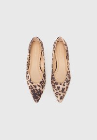 Lekande leopardmönstrade ballerinas med spetsig tå, mjukt textilmaterial och en beige inredning med guldtryck för varumärke.