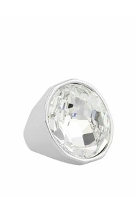 Octagonal ring med en stor, klar, fasetterad sten i en slät, silverfärgad band. Stenens yta reflekterar ljus för ökad briljans.