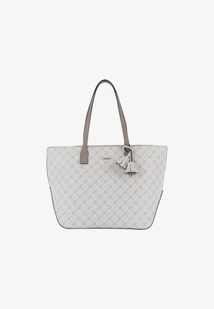 Tote bag van textuur, crème-kleurig materiaal met subtiele patroon; voorzien van lange handvatten en decoratieve kwastaccents.