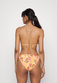Biquíni floral laranja com um design de halter neck. Apresenta um fecho nas costas com laço e uma parte de baixo texturizada com um padrão floral em tons de rosa e verde.