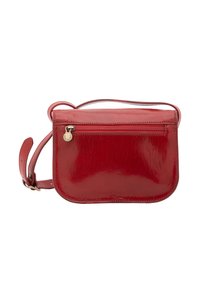 Borsa a tracolla rossa in pelle con finitura lucida, tasca frontale con zip e tracolla regolabile. Presenta una superficie liscia e angoli arrotondati.
