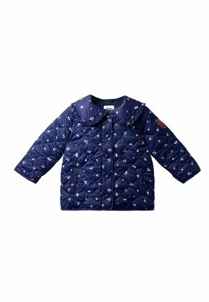 Giacca trapuntata blu navy con un ampio colletto, motivo floreale, chiusura a bottoni e due tasche laterali. Presenta una toppa decorativa marrone sulla manica.
