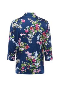 Granatowa bluzka w kwiaty z rękawami do trzech czwarte; charakteryzuje się mieszanką różowych, białych i zielonych kwiatów na gładkim materiale, z luźnym krojem.