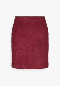 Burgundská semišová mini sukně s přiléhavým střihem, hladkým povrchem a čistými liniemi; obsahuje bezšvový pas a žádné viditelné kovové prvky.