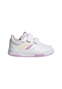 Białe sneakersy z gładkim skórzanym wykończeniem, wyposażone w dwie rzepy, z pastelowymi paskami w kolorze różowym, żółtym i niebiesko-zielonym oraz fioletową podeszwą.