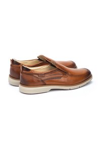 Zapatos de piel marrón sin cordones con un acabado texturizado, acentos en contraste y un forro suave; cuentan con una suela de goma flexible para mayor comodidad.