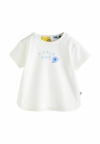 Valkoinen puuvillainen t-paitä lyhyillä hihoilla, pyöreällä kaula-aukkolla, sininen brodeerattu teksti "LITTLE ONE" ja pieni sininen kukkakuva.