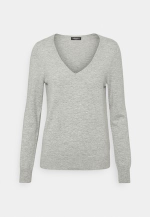 Lichtgrijze pullovertrui met een V-hals, lange mouwen en geribbelde manchetten. Zachte textuur, eenvoudig ontwerp, geen zichtbare patronen of versieringen.