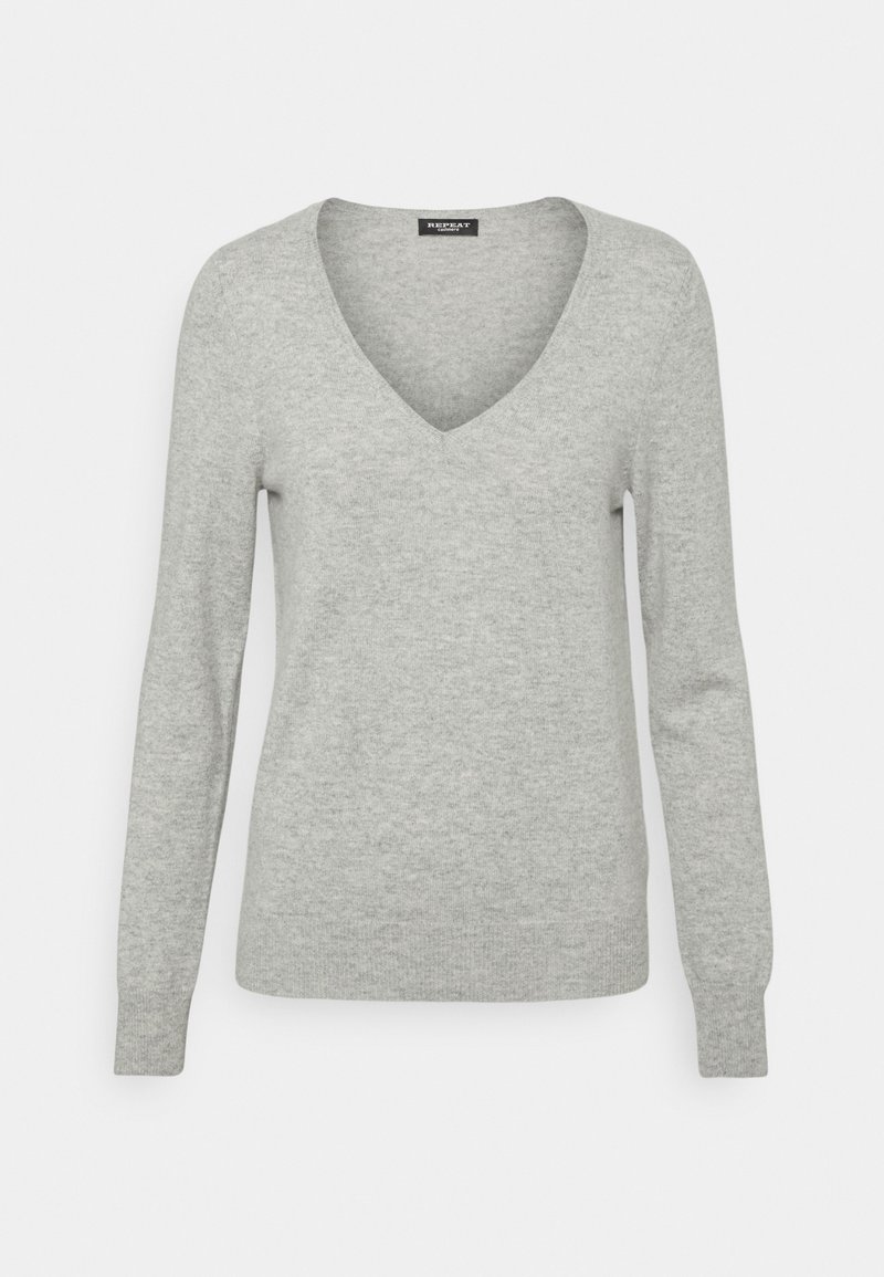 Suéter de pullover gris claro con cuello en V, mangas largas y puños de canalé. Textura suave, diseño simple, sin patrones o adornos visibles.