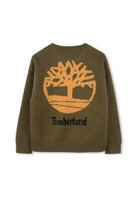 Maglione a maglia verde oliva con una grande grafica di un albero arancione e il testo "Timberland" in nero nella parte inferiore. Collo a giro e orlo a coste.