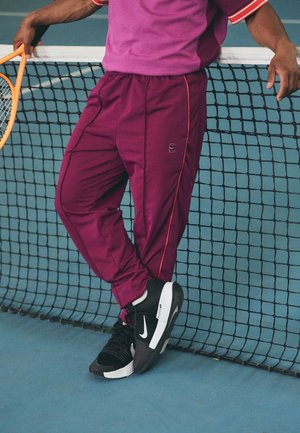 HERITAGE SUIT PANT - Pantalones deportivos - sangria/picante red