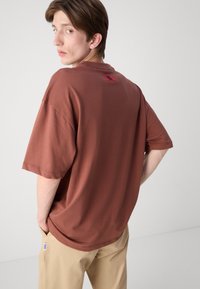 HUGO DIT - Trükipildiga T-särk - medium brown