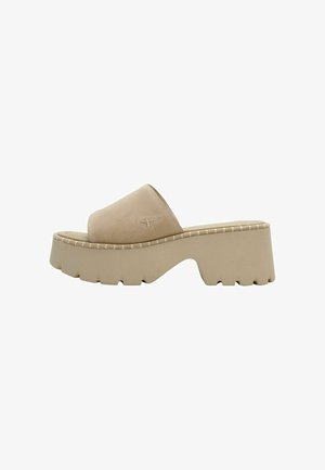 Beige sandalen met een plateauzool, voorzien van een brede, gladde band, een getextureerde zool en een dikke, gevormde basis met een golfpatroon.