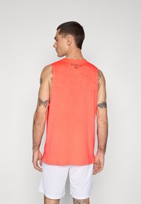 Herre sleeveless tank top i lys koral, lavet af tekstureret stof, med logoet "HYROX" i sort nær halsudskæringen.