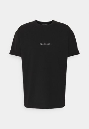 Czarny bawełniany T-shirt z krótkim rękawem, z małym białym logo na środku. Prosty, luźny krój z okrągłym dekoltem.